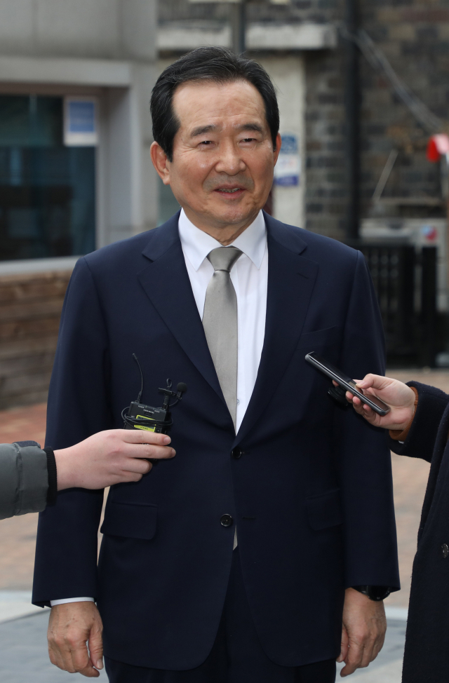 정세균 국무총리 후보자가 26일 인사청문회 준비단 사무실이 마련된 종로구 금융감독원 연수원에서 기자들의 질문에 답하고 있다. 연합뉴스