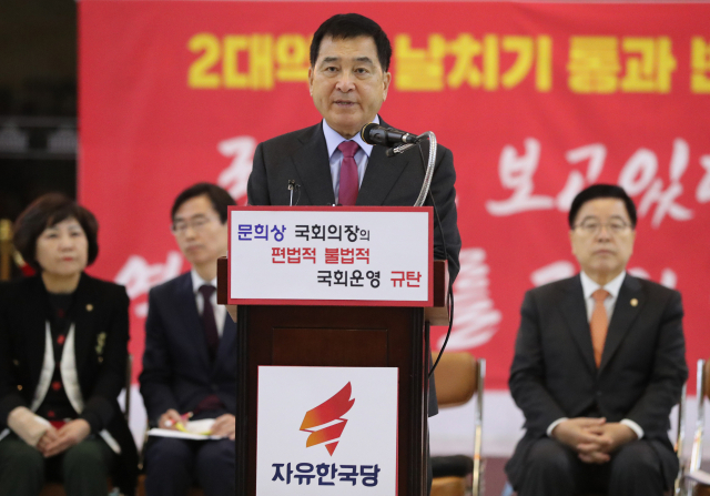자유한국당 심재철 원내대표가 26일 오전 서울 여의도 국회 로텐더홀에서 열린 최고위원회의에서 발언하고 있다. 연합뉴스
