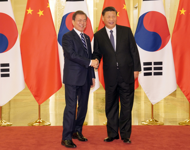 문재인 대통령과 시진핑 중국 국가주석이 23일 베이징 인민대회당에서 정상회담 전 악수하고 있다. 연합뉴스