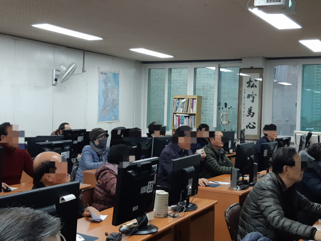 26일 방문한 대구중구시니어클럽 2층 대구원로방 PC 교육장에는 노인 40여명이 컴퓨터 수업을 받고 있다. 시니어클럽이 공간확보를 이유로 교육장 이전을 요청하면서 수업자체가 사라질 위기에 처했다. 이주형 기자.