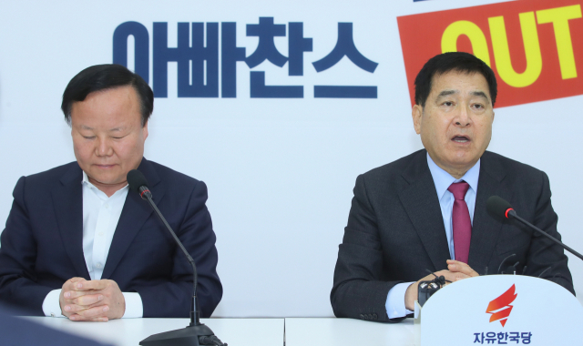 자유한국당 심재철 원내대표(오른쪽)가 26일 국회에서 열린 최고위원회의에서 발언하고 있다. 왼쪽은 김재원 정책위의장. 연합뉴스