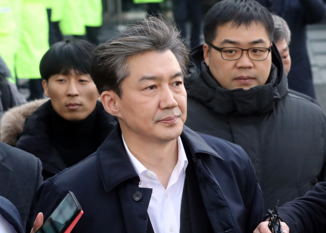 조국 전 법무부 장관이 26일 서울 송파구 서울동부지법에서 구속 전 피의자 심문을 마치고 법정을 나서고 있다. 연합뉴스