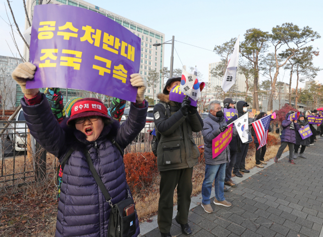조국 전 법무부 장관의 구속 전 피의자심문(영장실질심사)이 열린 26일 오후 서울 송파구 서울동부지법 앞에서 자유연대 관계자 등이 조 전 장관의 구속을 촉구하는 집회를 하고 있다. 연합뉴스