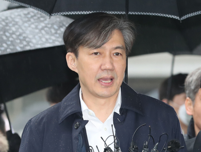 유재수 전 부산시 경제부시장에 대한 감찰무마 의혹을 받는 조국 전 법무부 장관이 26일 오전 서울 송파구 서울동부지법에서 구속 전 피의자 심문을 받기 전 취재진의 질문에 답하고 있다. 연합뉴스
