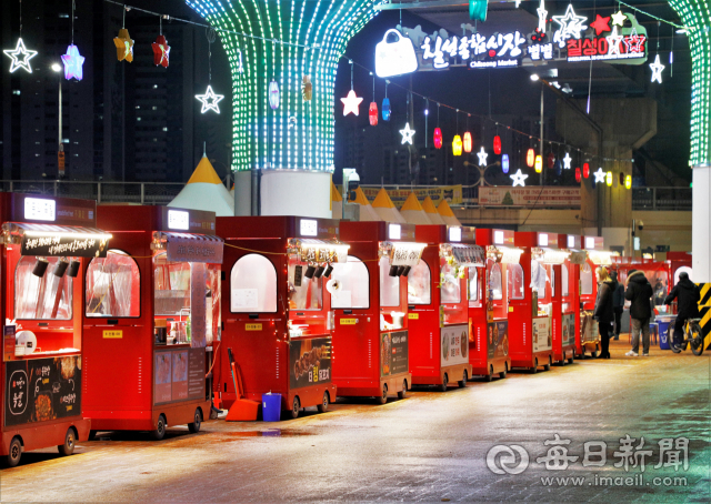 26일 밤 칠성시장 야시장이 한산한 모습을 보이고 있다. 우태욱 기자 woo@imaeil.com