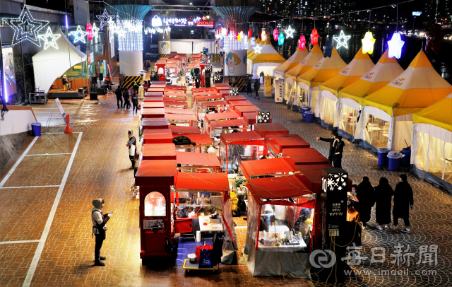 26일 밤 칠성시장 야시장이 한산한 모습을 보이고 있다. 우태욱 기자 woo@imaeil.com