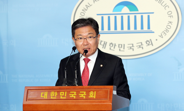 자유한국당 윤상직 의원이 27일 오전 서울 여의도 국회 정론관에서 기자회견을 열고 총선 불출마를 선언하고 있다. 연합뉴스