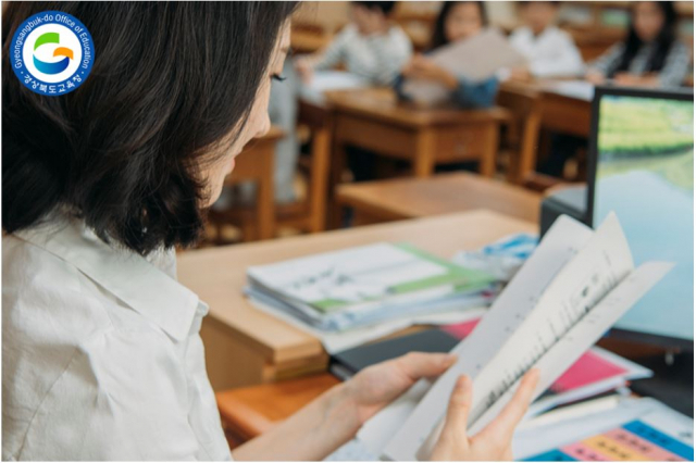 경상북도교육청 관계자가 학교업무 정상화를 위한 3월 감사일정 조정 관련 업무를 보는 모습. 경북교육청 제공