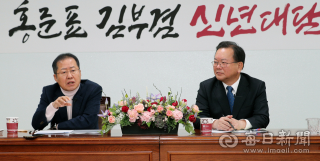 지난달 27일 매일신문 회의실에서 홍준표(왼쪽) 전 자유한국당 대표와 김부겸 더불어민주당 국회의원의 신년 대담이 열리고 있다. 성일권 기자 sungig@imaeil.com