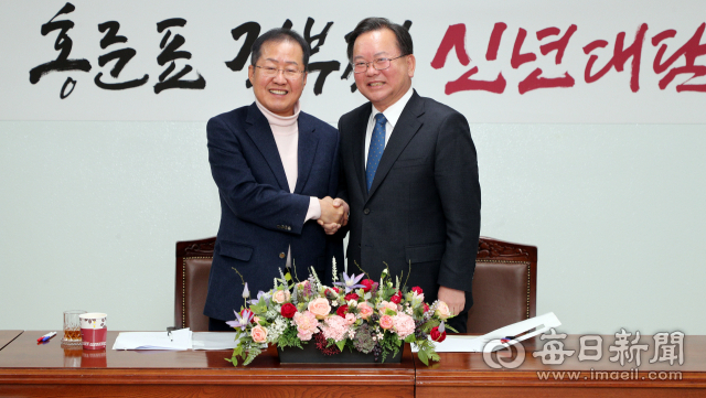 홍준표(왼쪽) 전 자유한국당 대표와 김부겸 더불어민주당 국회의원이 지난달 27일 매일신문 회의실에서 열린 신년 대담에서 인사하고 있다. 성일권 기자 sungig@imaeil.com