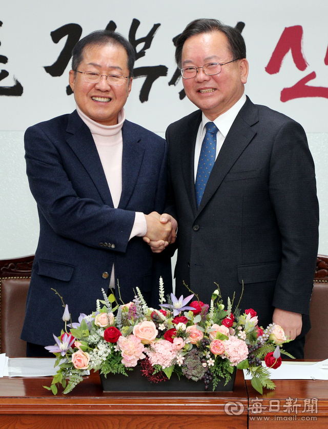 홍준표(왼쪽) 전 자유한국당 대표와 김부겸 더불어민주당 국회의원이 지난달 27일 매일신문 회의실에서 열린 신년 대담에서 인사하고 있다. 성일권 기자 sungig@imaeil.com