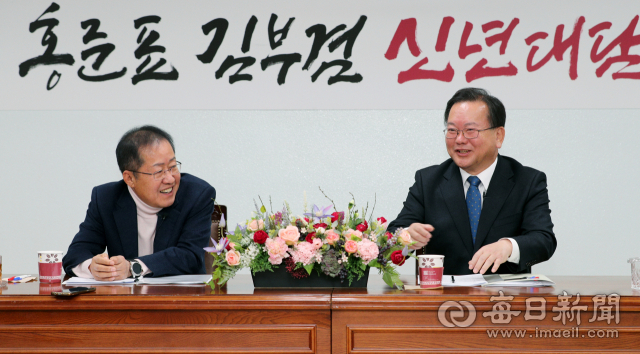 지난달 27일 매일신문 회의실에서 홍준표(왼쪽) 전 자유한국당 대표와 김부겸 더불어민주당 국회의원의 신년 대담이 열리고 있다. 성일권 기자 sungig@imaeil.com