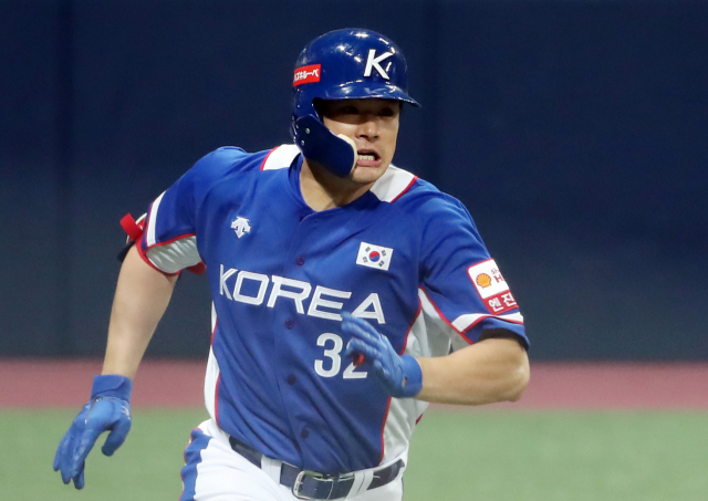 지난 11월 7일 서울 고척스카이돔에서 열린 2019 WBSC 프리미어12 예선라운드 C조 한국과 캐나다의 경기. 김재환이 6회말 2사 만루에서 2타점 적시타를 친 뒤 1루로 달려가고 있다. 연합뉴스