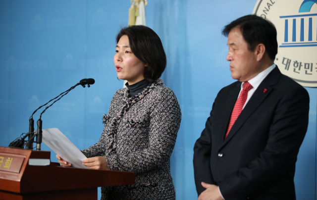 자유한국당 전희경 의원(왼쪽)이 27일 오후 국회 정론관에서 총선기획단 회의 결과를 발표하고 있다. 오른쪽은 이진복 의원. 연합뉴스