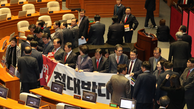 자유한국당 의원들이 27일 오후 국회 본회의가 열리기에 앞서 