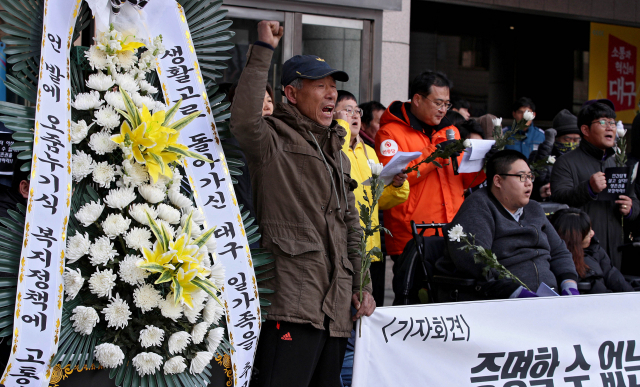 반빈곤네트워크를 비롯한 대구지역 시민단체 회원들이 27일 오전 대구시청 앞에서 기자회견을 열고 최근 대구에서 생활고에 시달리다 극단적 선택을 한 일가족 등 빈곤층에 대한 실질적인 지원을 촉구하고 있다. 김영진 기자 kyjmaeil@imaeil.com