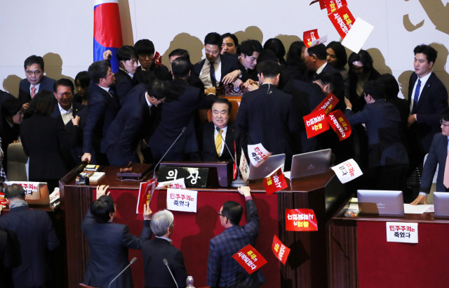 27일 국회 본회의장에서 문희상 국회의장이 자유한국당 의원들의 저지를 뚫고 의장석을 탈환해 착석해 있다. 연합뉴스