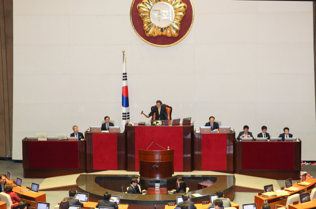 문희상 국회의장이 27일 국회 본회의에서 고위공직자범죄수사처(공수처)법안을 상정한 뒤 자유한국당의 전원위원회 개회 요구로 정회를 선언하고 있다. 연합뉴스