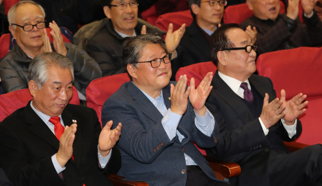 우리공화당 조원진 공동대표와 무소속 서청원 의원이 17일 오후 국회 의윈회관에서 열린 출판기념회에서 박수치고 있다. 자료사진 연합뉴스