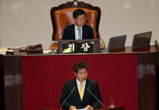 정의당 여영국 의원이 28일 오전 서울 여의도 국회 본회의장에서 고위공직자범죄수사처(공수처) 신설법안에 대한 무제한 토론(필리버스터)을 하고 있다. 연합뉴스