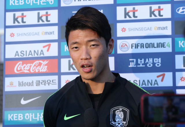 브라질과의 친선경기를 앞둔 축구 국가대표팀의 황희찬이 16일(한국시간) 아랍에미리트(UAE) 아부다비의 크리켓 스타디움에서 훈련을 하기에 앞서 레바논전에 대한 평가와 브라질전을 앞둔 각오를 밝히고 있다. 연합뉴스