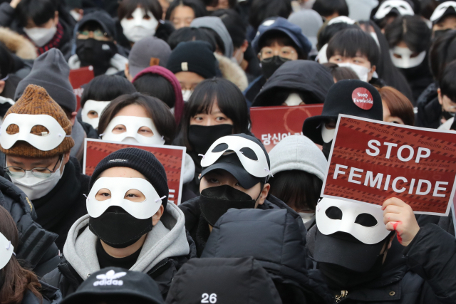 28일 오후 서울 종로구 마로니에공원 일대에서 열린 페미사이드(Femicide) 규탄 시위에서 가면을 쓴 시민들이 여성 혐오적 범죄를 규탄하고, 이를 막기 위한 정부의 실질적인 대책 마련을 촉구하고 있다. 페미사이드는 여성(Female)과 살해(Homicide)의 합성어다. 연합뉴스