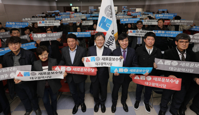 28일 오후 대구 북구 한국패션센터에서 열린 새로운보수당 대구시당 창당대회에서 유승민 인재영입위원장 등 참석자들이 창당기념 퍼포먼스를 하고 있다. 김영진 기자 kyjmaeil@imaeil.com