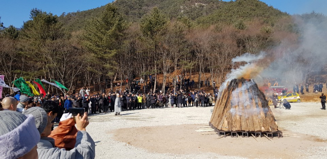 적명스님의 다비식. 고도현 기자