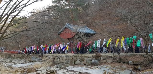 적명스님의 입적을 기리는 오색만장을 앞세운 장례행렬. 고도현 기자