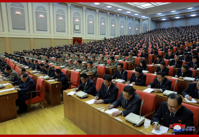 북한이 지난 28일 노동당 제7기 제5차 전원회의를 열었다고 조선중앙통신이 29일 보도했다. 김정은 국무위원장이 회의를 지도하며 운영·집행했다고 통신은 전했다. 연합뉴스