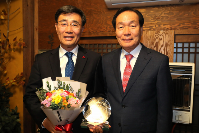 신정태(왼쪽) 관광경제농업국장이 명예 퇴직하면서 김주수 의성군수와 기념 사진을 촬영하고 있다. 의성군 제공