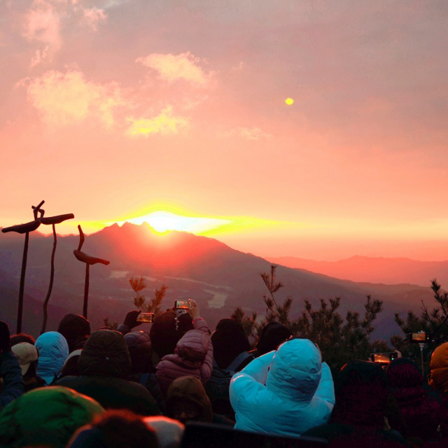 팔공산케이블카 정상역 인근에서 보는 해돋이. 일출 시간을 잘 확인한 뒤 케이블카를 이용하면 케이블카 안에서 해돋이를 보는 특별한 경험도 할 수 있다. 팔공산케이블카 블로그 제공