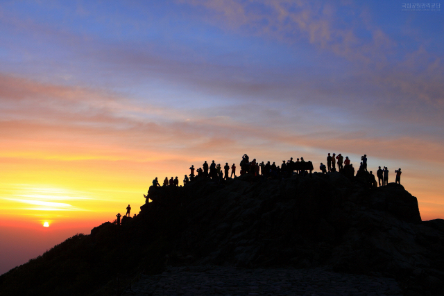 지리산 청왕봉 일출 장면. 제 13회 국립공원사진공모전 입선작. 국립공원관리공단 제공