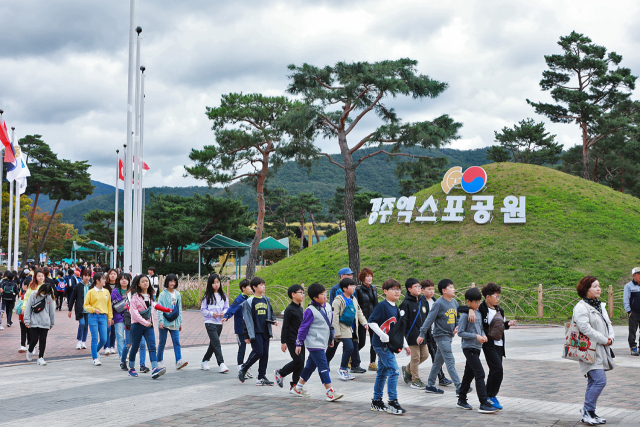 2019경주세계문화엑스포를 방문한 어린이 관람객들이 줄지어 입장하고 있다. 문화엑스포 제공