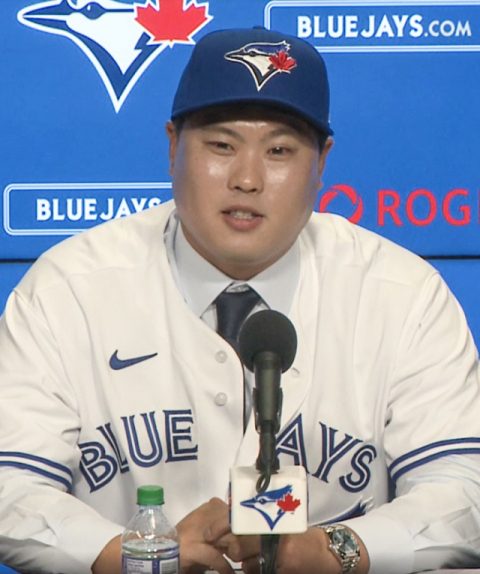 류현진이 27일(현지시간) 캐나다 온타리오주 토론토 블루제이스의 홈구장 로저스 센터에서 열린 공식 입단 기자회견에서 토론토 유니폼을 입고 소감을 말하고 있다. 연합뉴스