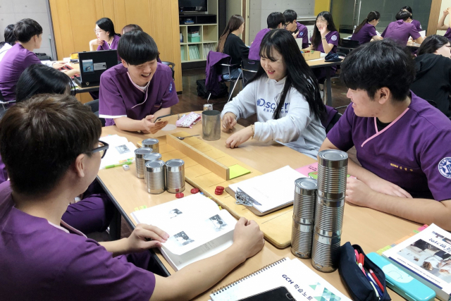 구미대 작업치료과 학생들이 실습 수업에 여념이 없다. 구미대 제공