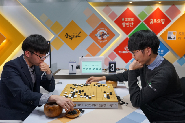 신진서가 28일 서울 한국기원 바둑TV스튜디오에서 열린 2019-2020 KB국민은행 바둑리그 13라운드 3경기 4국에서 심재익 3단에게 불계승을 거두면서 올 시즌 12전 전승을 기록했다. 신진서 9단과 심재익 3단. 연합뉴스