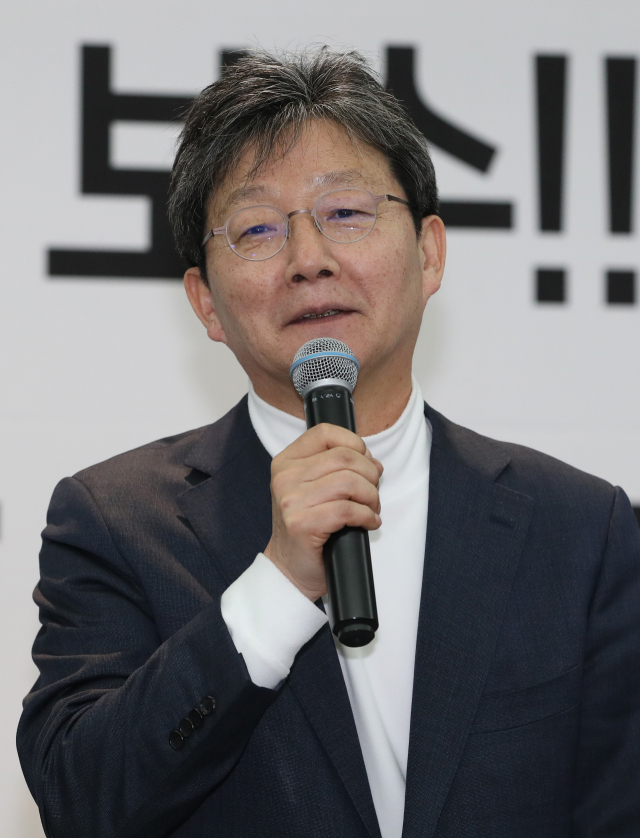 28일 오후 대구 북구 산격동 한국패션센터에서 열린 새로운보수당 대구시당 창당대회에서 유승민 인재영입위원장이 대구시당위원장에 추대된 후 인사말을 하고 있다. 연합뉴스