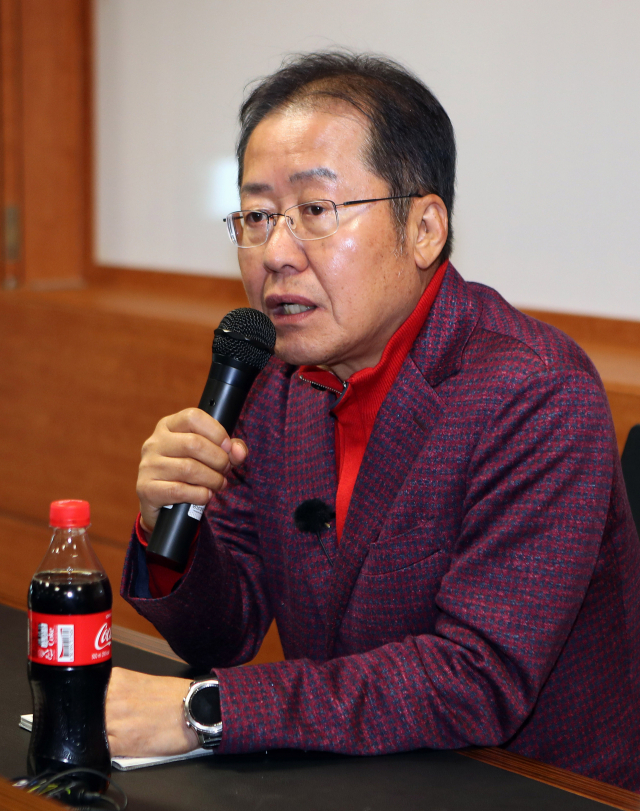 자유한국당 홍준표 전 대표가 27일 오후 경북 경산시 영남대학교를 찾아 학생들을 대상으로 특강을 하고 있다. 이날 행사는 영남대 정치외교학과 학생회가 주관했다. 연합뉴스