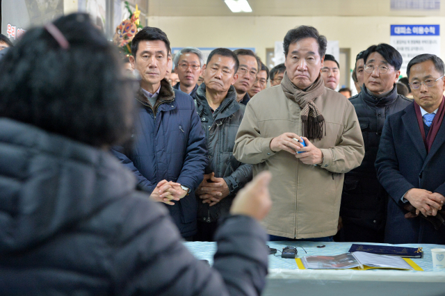 28일 포항 북구 흥해읍 포항지진 피해 이재민 임시구호소인 흥해실내체육관에서 이낙연 국무총리가 이재민들의 질문을 받고 있다. 배형욱 기자