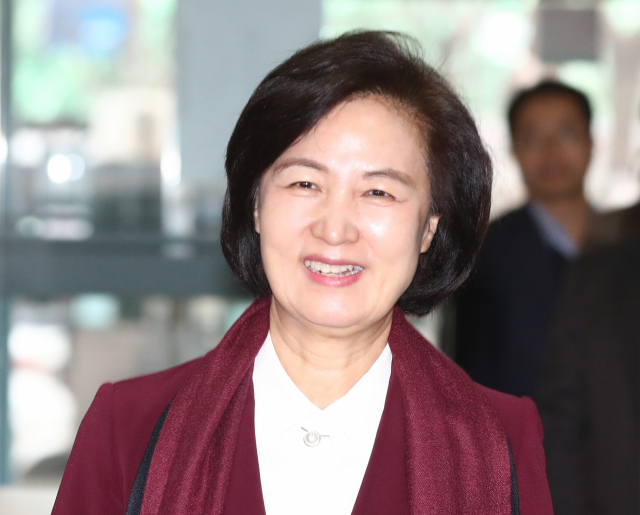 추미애 법무부 장관 후보자가 지난 23일 오후 인사청문회 준비 사무실이 마련된 서울 양천구 서울남부준법지원센터에 출근하고 있다. 연합뉴스