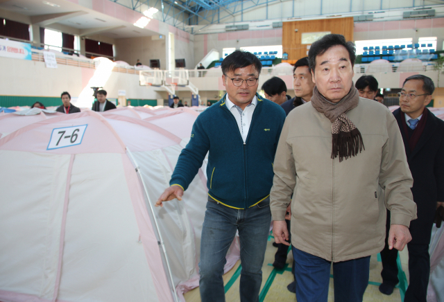 이낙연 국무총리가 28일 오전 텐트로 가득찬 경북 포항 흥해실내체육관 지진 이재민 임시구호소를 둘러보고 있다. 연합뉴스