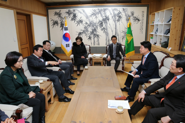 류규하 대구 중구청장은 지난 27일 대구시청을 방문해 권영진 대구시장과 동인동 현 시청사 개발 방안 면담을 가졌다. 대구 중구청 제공.