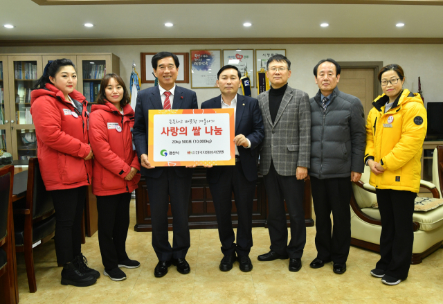(사)전국자원봉사연맹은 최근 경산시를 방문해 저소득 가정 위한 쌀 20kg짜리 500포 기탁했다.