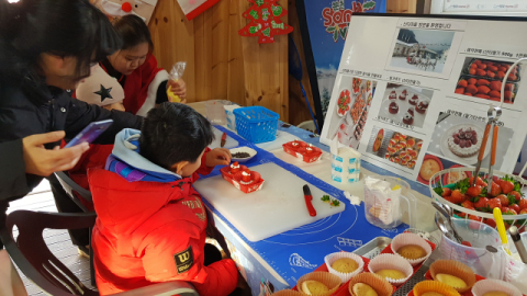 경북 봉화군 분천 산타마을을 찾은 관광객들이 딸기 체험을 하고 있다. 봉화군 제공