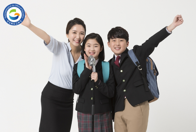 경상북도교육청의 중등 교원, 학생 홍보모델들이 포즈를 취하고 있다. 경북교육청 제공