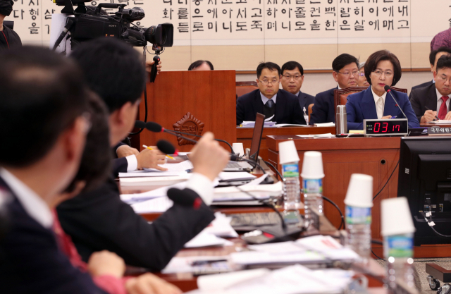 추미애 법무부 장관 후보자가 30일 오후 국회에서 열린 법제사법위원회 인사청문회에서 자유한국당 장제원 의원의 질의에 답하고 있다. 연합뉴스