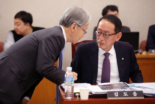 자유한국당 소속 여상규 법사위원장(왼쪽)과 김도읍 의원이 30일 오후 국회에서 열린 법제사법위원회 추미애 법무부 장관 후보자 인사청문회에서 대화하고 있다. 연합뉴스