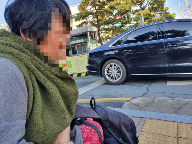 중환자실에서 두 아들의 상태를 확인한 어머니 C(53) 씨가 긴급생계비를 지원받고자 병원에서 대구 남구청으로 가고 있다. C씨는