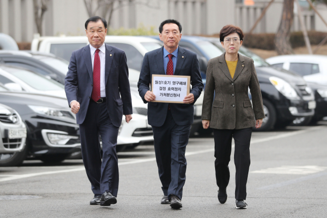 자유한국당 김기선 에너지정책파탄대책특위 위원장(왼쪽), 최연혜 간사(오른쪽), 김석기 위원이 30일 오전 서울 종로구 헌법재판소 앞에서 월성 원전 1호기 영구폐쇄 결정 효력정지 가처분 신청서를 제출하기 위해 민원실로 향하고 있다. 연합뉴스